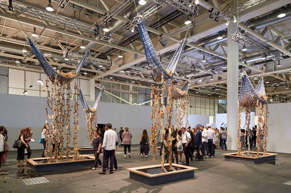 Vista de la instalación de Sue Williamson, Messages from the Atlantic Passage, 2017. Goodman Gallery en Art Basel Unlimited 2017. Foto de Benjamin Westoby (Artsy)