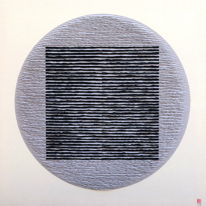 Fernando Daza | Cuadrado negro rayado sobre círculo gris
