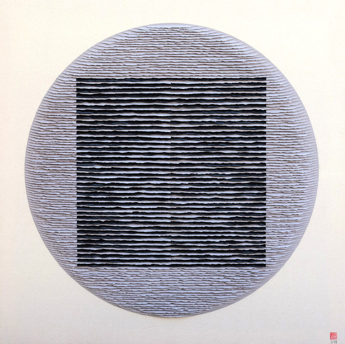 Fernando Daza | Cuadrado negro rayado sobre círculo gris Fernando Daza | Cuadrado negro rayado sobre círculo gris