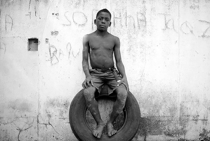 Mário Macilau | Sitting on a tire