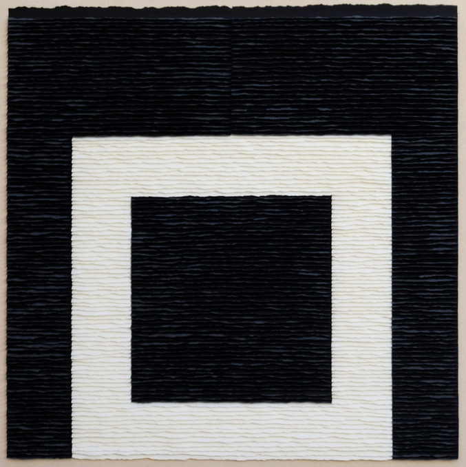 Fernando Daza | Estructura blanca sobre fondo negro