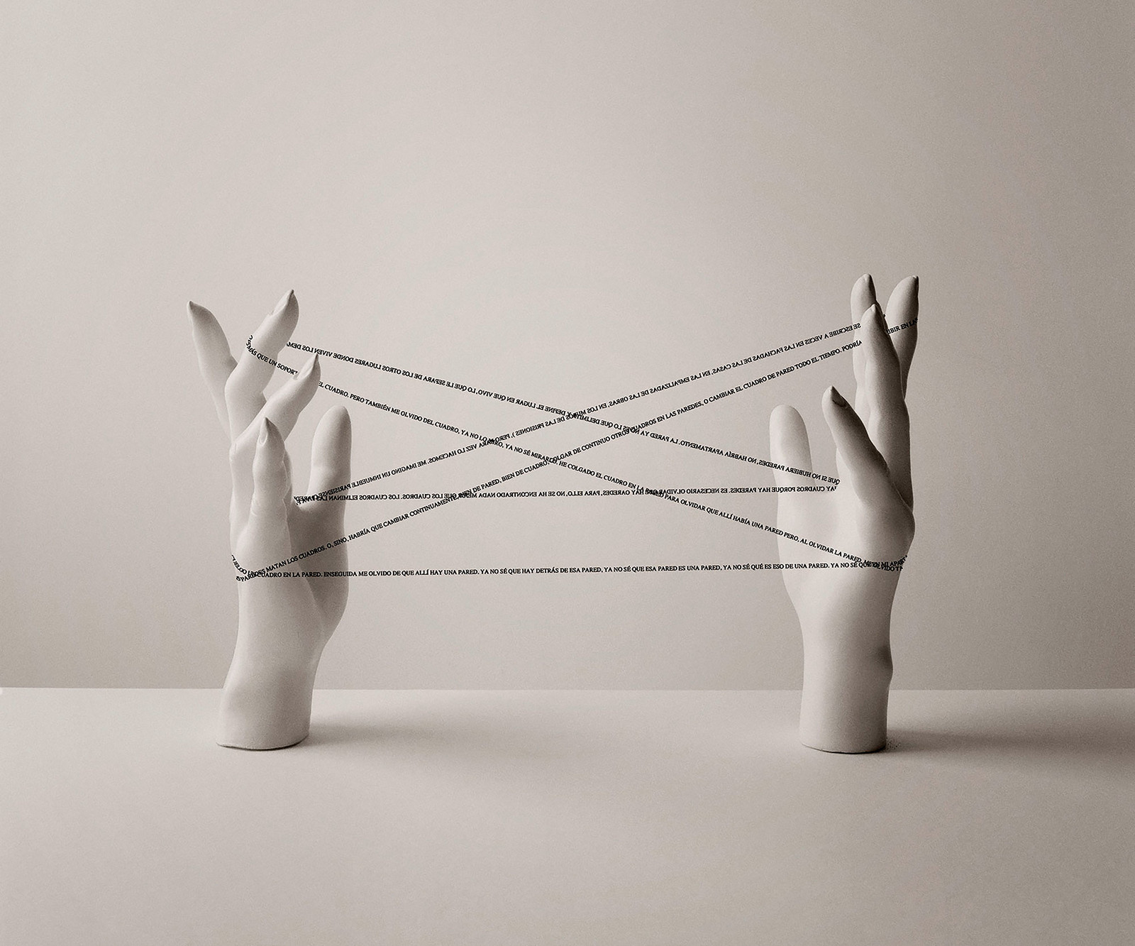 Chema Madoz | Sin título (Manos) (2014) | Art Madrid Market