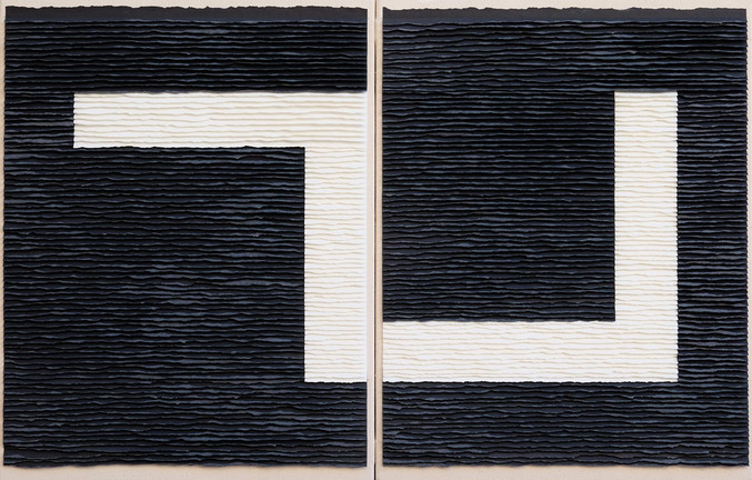 Fernando Daza | Díptico - estructura blanca sobre fondo negro