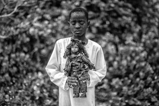 Mário Macilau | A boy with toy