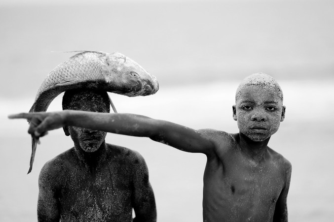 Mário Macilau | Two boys with a fish